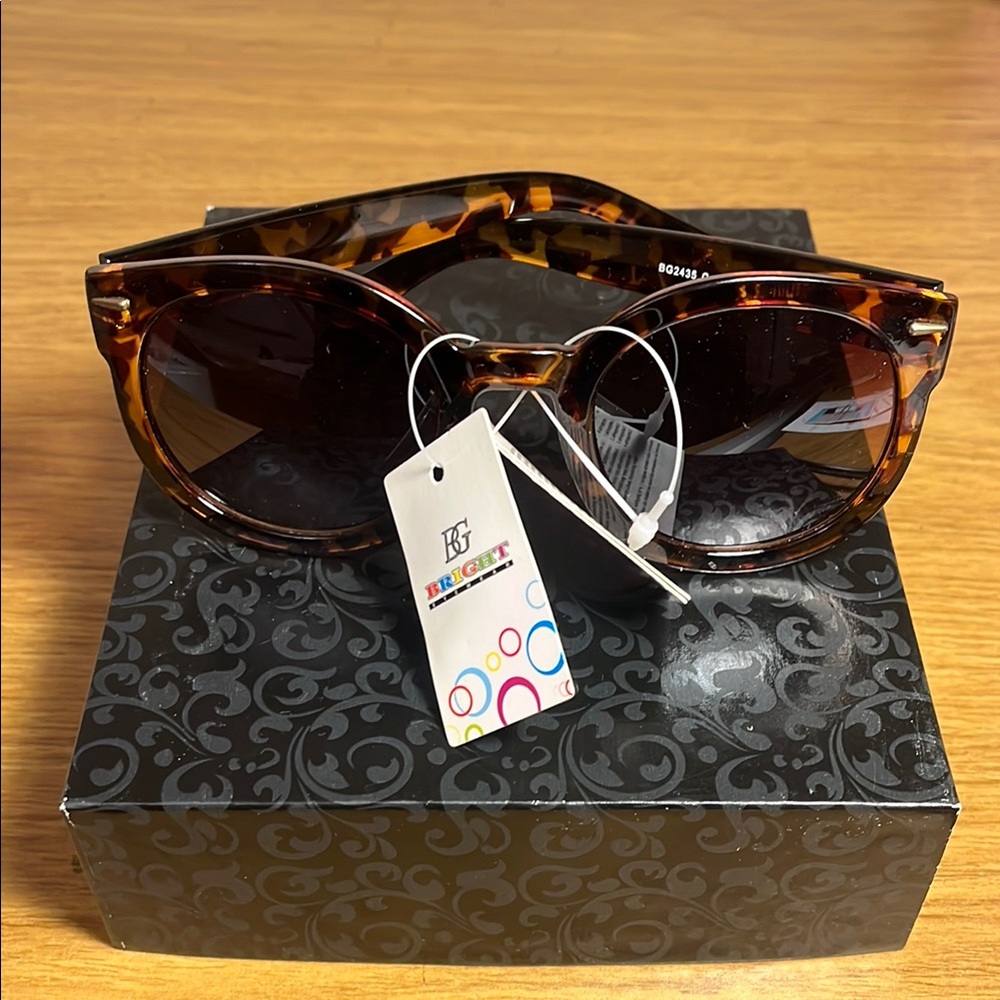 Beautiful Stylish Tortoise Shell Sunglasses. Manufactured in Italy.